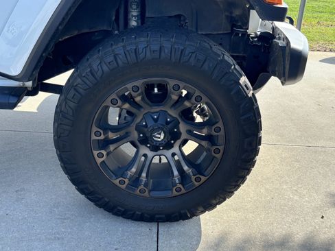 Used 2019 Jeep Wrangler Unlimited Sahara AWD/4WD image 13
