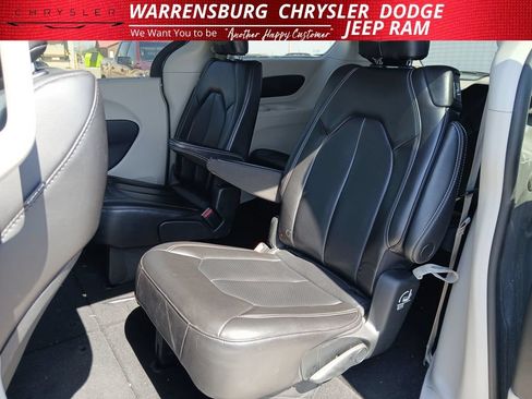Used 2023 Chrysler Pacifica Touring-L FWD image 13