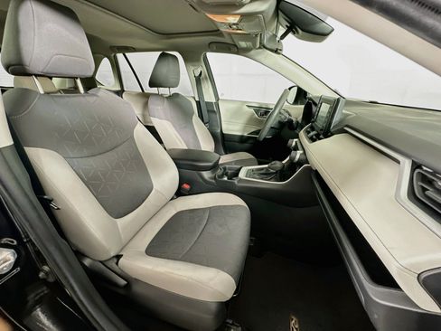 Used 2020 Toyota RAV4 XLE w/ Convenience Package FWD image 30