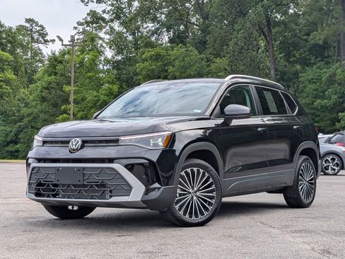 Used 2025 Volkswagen Taos SE FWD image 4