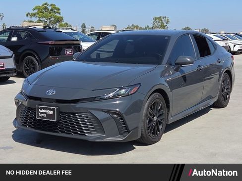 Used 2025 Toyota Camry SE FWD image 1
