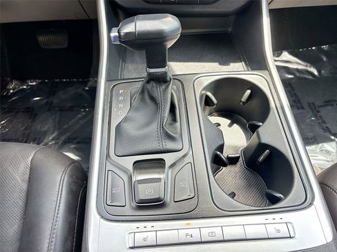 Used 2025 Kia Carnival FWD image 17