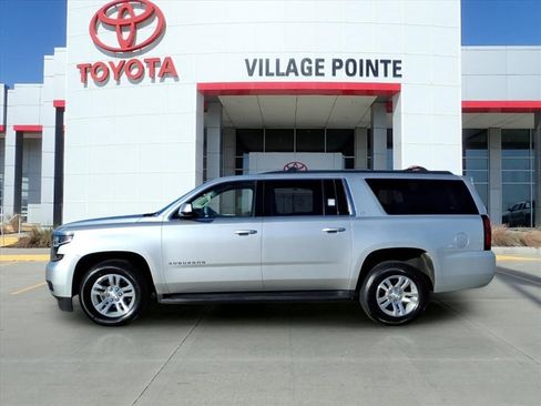 Used 2019 Chevrolet Suburban LT image 2
