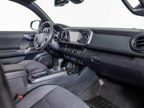 Used 2018 Toyota Tacoma TRD Off-Road w/ Technology Package image 24