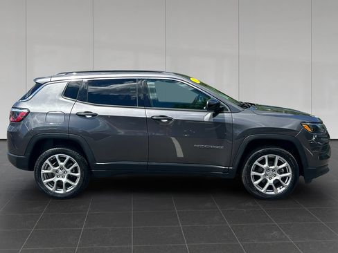 Used 2022 Jeep Compass Latitude AWD/4WD image 6