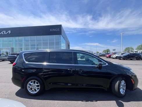 Used 2023 Chrysler Pacifica Touring-L FWD image 2