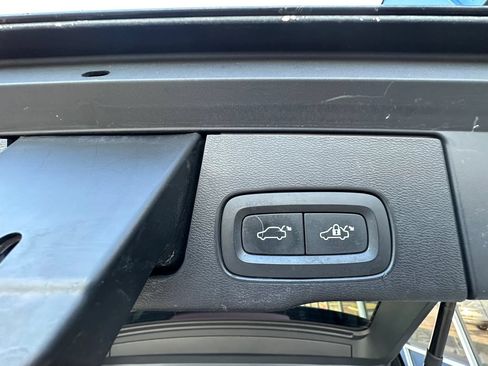 Used 2019 Volvo XC60 T5 Momentum w/ Multimedia Package FWD image 36