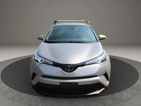 Used 2019 Toyota C-HR XLE image 3