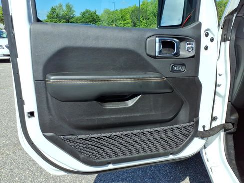 Used 2025 Jeep Wrangler Unlimited Sahara AWD/4WD image 4