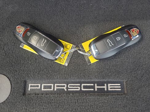 Used 2021 Porsche Macan AWD/4WD image 32