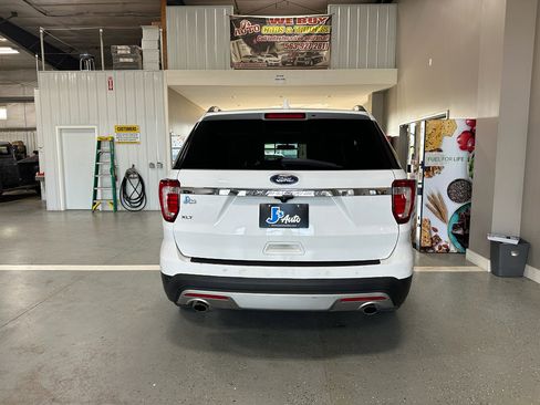 Used 2017 Ford Explorer XLT w/ Equipment Group 202A image 6