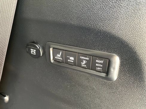 Used 2017 Chrysler Pacifica Limited w/ Advanced Safetytec Group FWD image 38