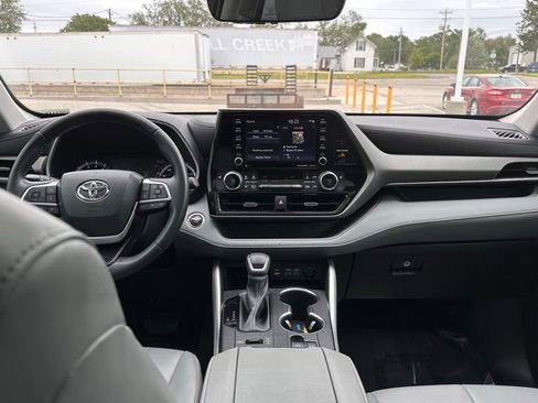 Used 2022 Toyota Highlander XLE AWD/4WD image 32