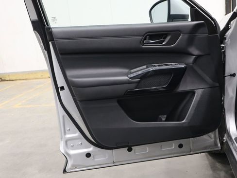 Used 2024 Nissan Pathfinder SV image 17