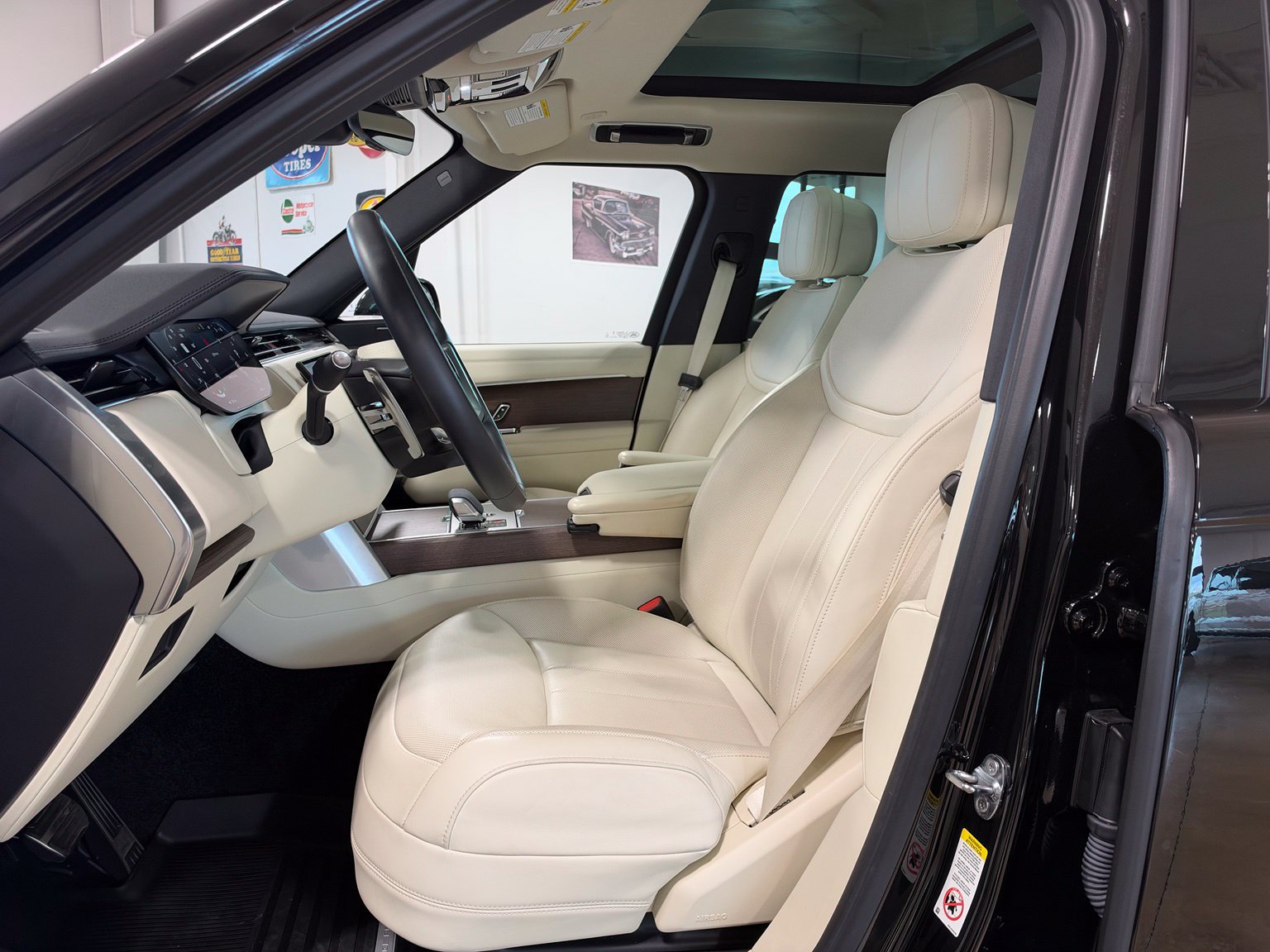 Used 2024 Land Rover Range Rover SE AWD/4WD image 13