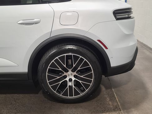 New 2026 Porsche Macan 4 Electric image 35