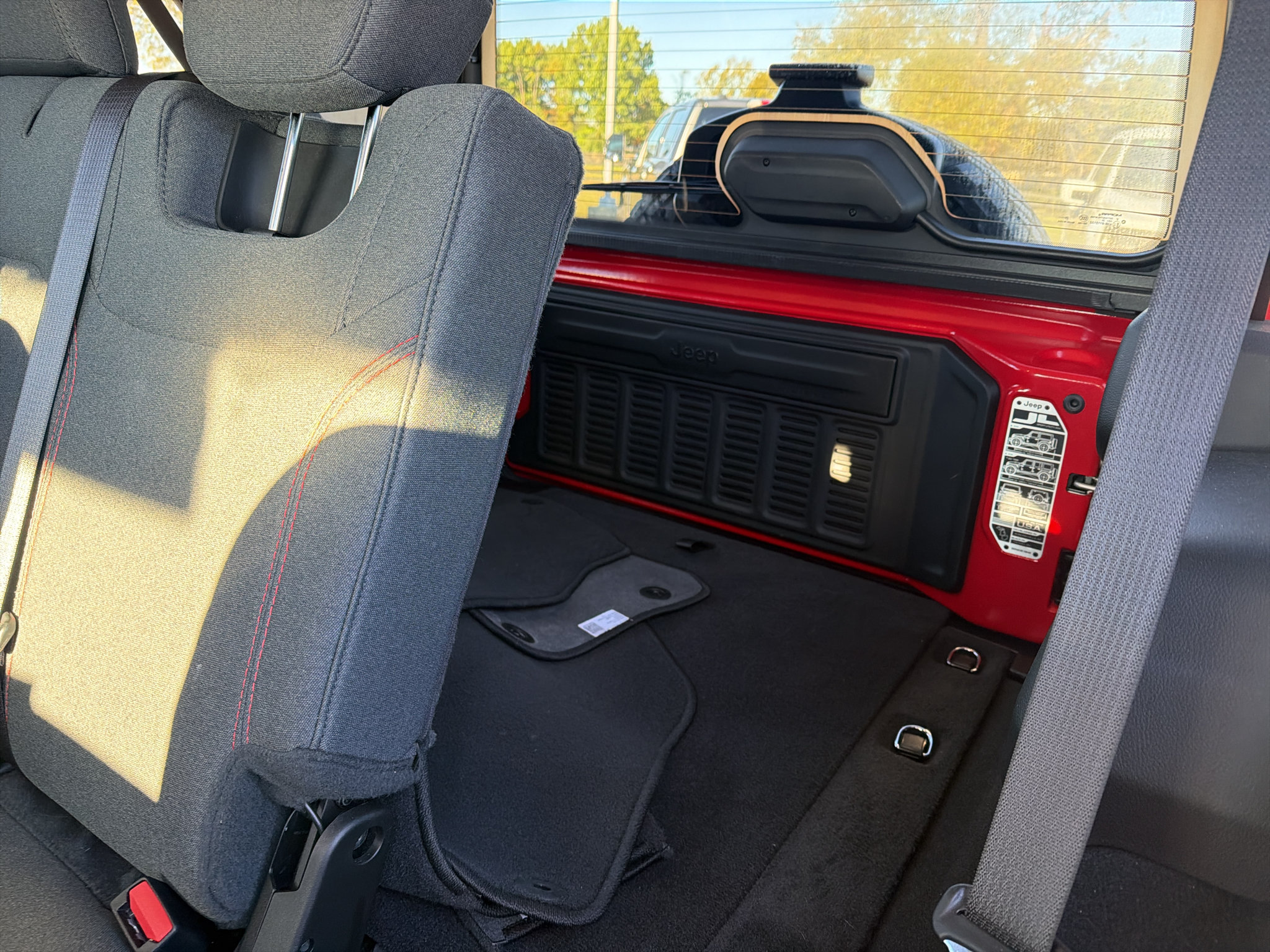 Used 2025 Jeep Wrangler Unlimited Rubicon w/ Convenience Group AWD/4WD image 29
