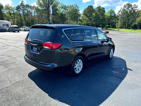 Used 2023 Chrysler Voyager LX image 6