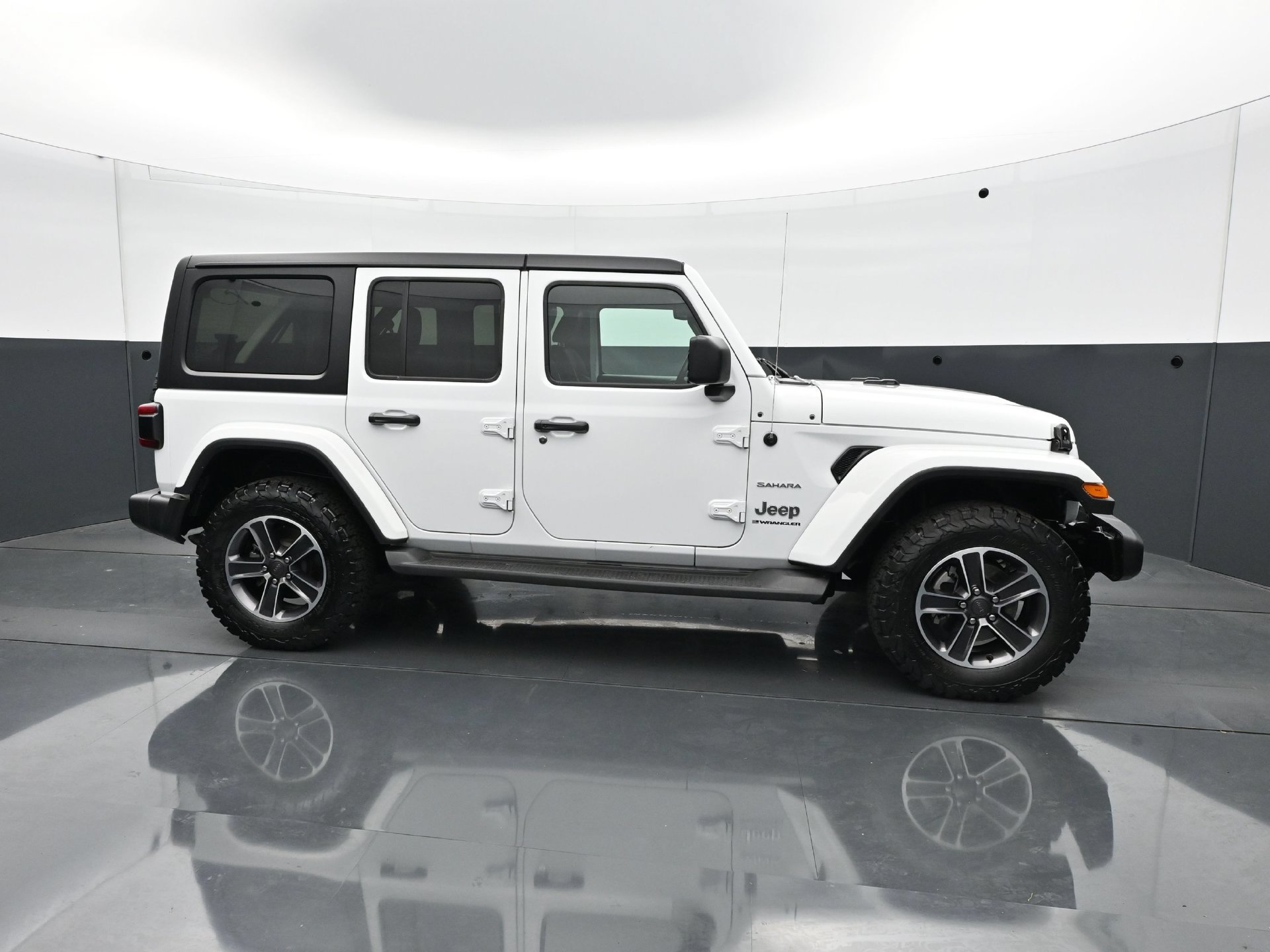 Used 2023 Jeep Wrangler Unlimited Sahara w/ LED Lighting Group AWD/4WD image 8