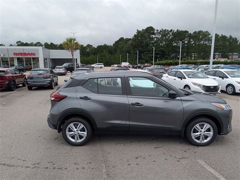New 2025 Nissan Kicks Play S image 2