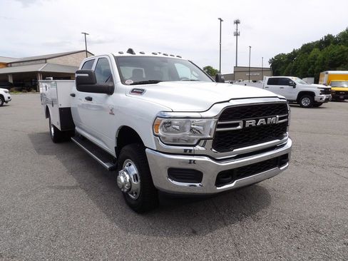 Used 2024 RAM 3500 Tradesman w/ Chrome Appearance Group AWD/4WD image 11