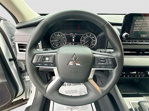 Used 2024 Mitsubishi Outlander ES image 12