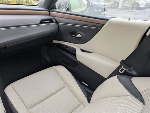 Certified 2025 Lexus ES 300h w/ Premium Package image 16