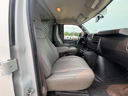 Used 2019 Chevrolet Express 3500 w/ Driver Convenience Package image 18