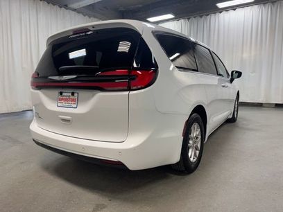 Used 2025 Chrysler Pacifica Select