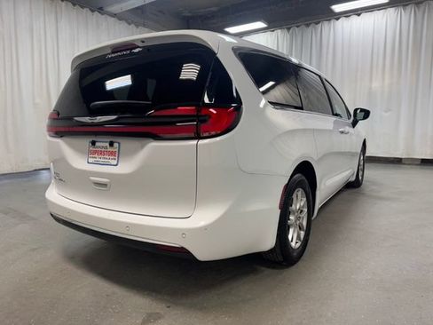 Used 2025 Chrysler Pacifica Select FWD image 4