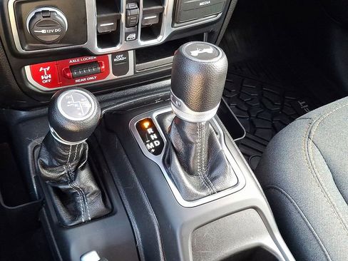 Used 2024 Jeep Wrangler Unlimited image 17