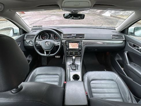 Used 2018 Volkswagen Passat 2.0T SEL Premium image 27