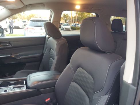 Used 2024 Nissan Pathfinder SV image 18