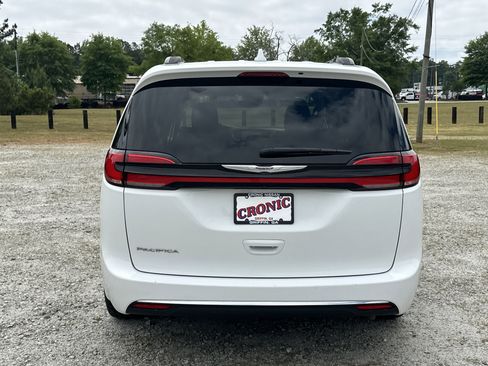 Used 2022 Chrysler Pacifica Touring-L FWD image 6