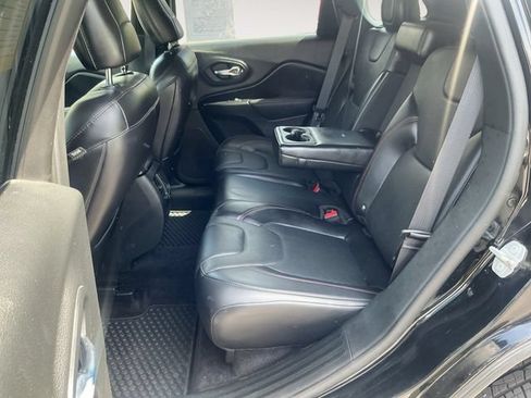 Used 2019 Jeep Cherokee Trailhawk AWD/4WD image 13