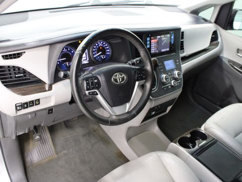 Used 2015 Toyota Sienna XLE Premium FWD image 13