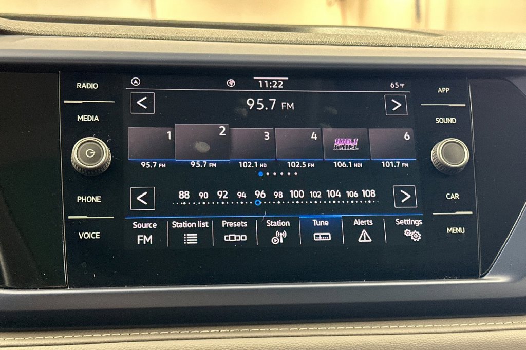 Used 2024 Volkswagen Taos SE w/ Panoramic Sunroof Package FWD image 22