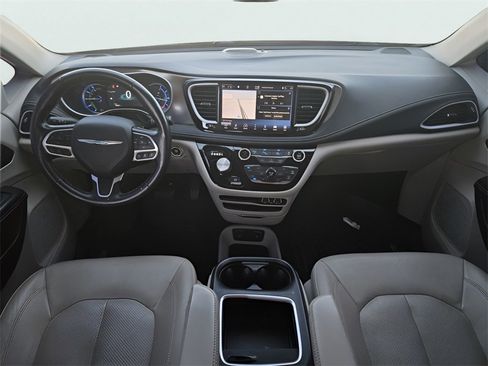 Used 2021 Chrysler Pacifica Touring-L image 12
