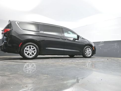 Used 2024 Chrysler Pacifica Touring-L FWD image 38