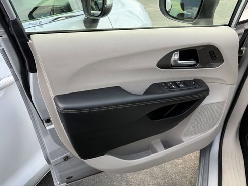 Used 2023 Chrysler Pacifica Touring-L image 19