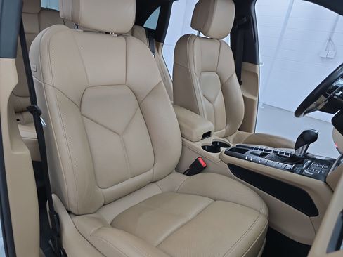 Used 2019 Porsche Macan image 10