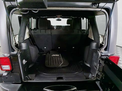 Used 2017 Jeep Wrangler Unlimited Sahara w/ Connectivity Group AWD/4WD image 17