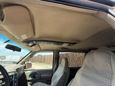 Used 2000 GMC Safari AWD w/ SLT Marketing Option Pkg 3 image 16