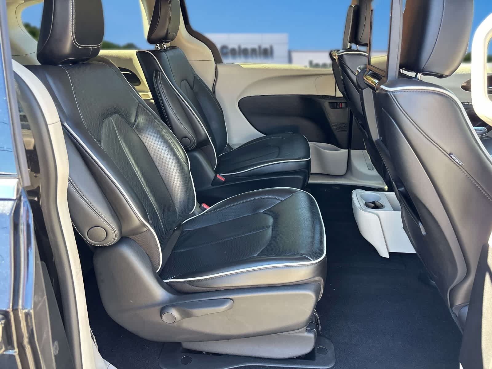 Used 2023 Chrysler Pacifica Limited w/ Uconnect Theater Family Group FWD image 20