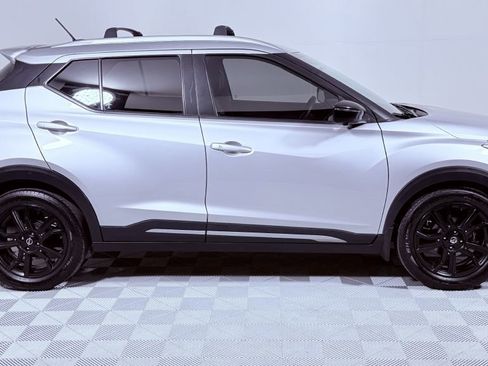 Used 2020 Nissan Kicks SR w/ SR Premium Package FWD image 2