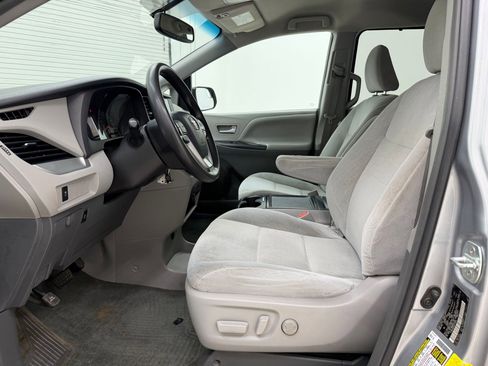Used 2016 Toyota Sienna LE image 25