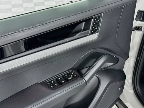 Certified 2025 Porsche Cayenne AWD/4WD image 18