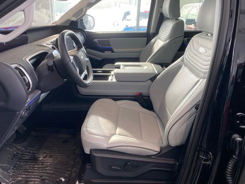 Used 2025 Ford Expedition Platinum w/ Platinum Ultimate Package image 5