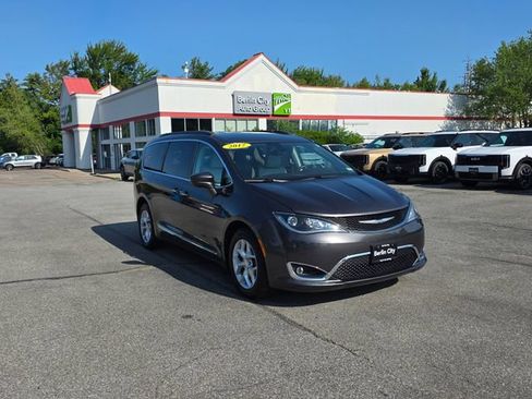 Used 2017 Chrysler Pacifica Touring-L w/ Tire & Wheel Group FWD image 32