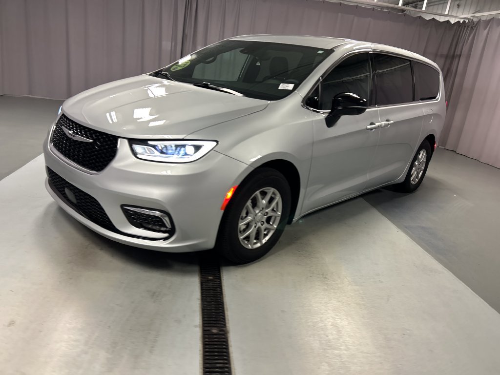 Used 2026 Chrysler Pacifica Select FWD image 3